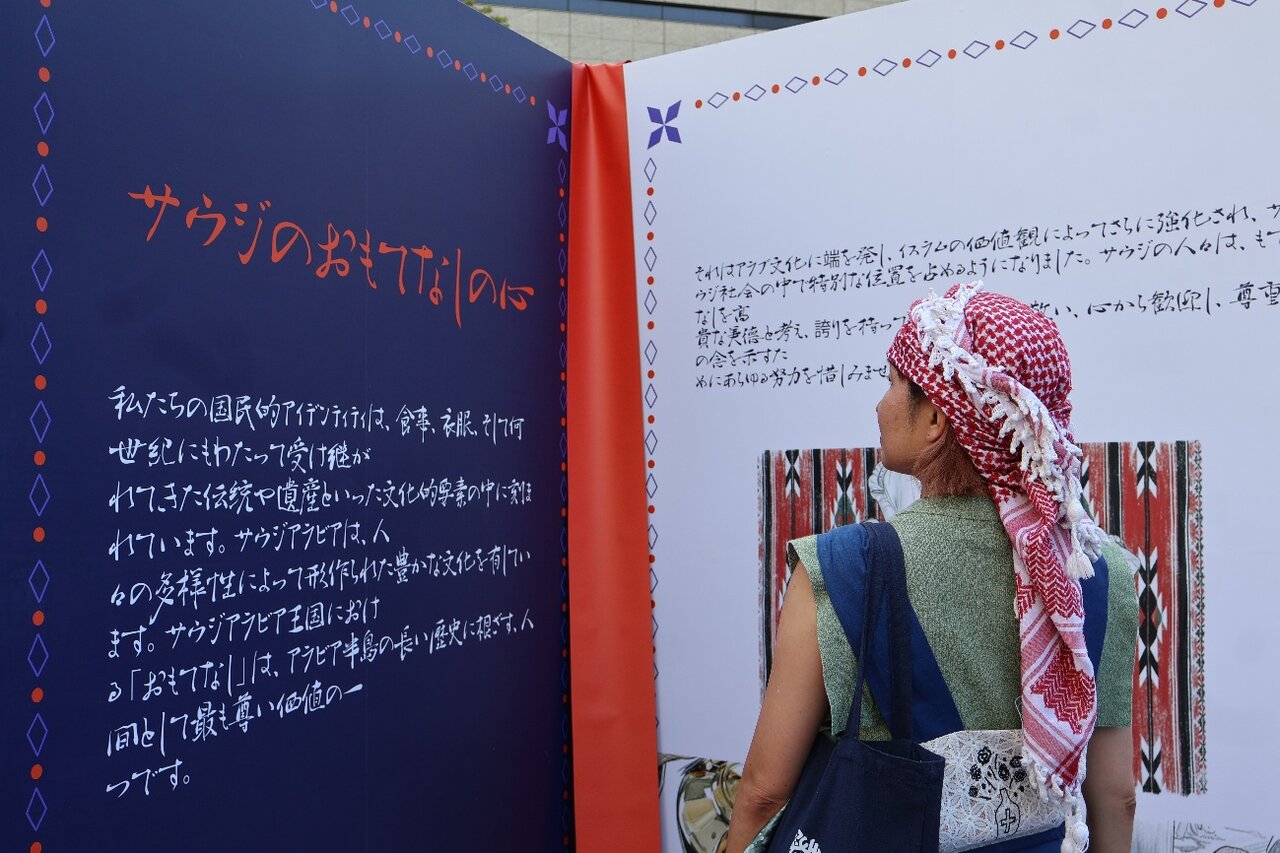 パネル展示を見る来場者（９月19日撮影、うめきた広場）