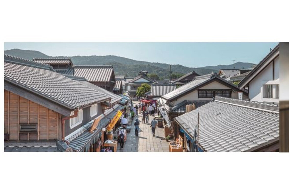伊勢名物「赤福」をはじめ、飲食店や民芸品などが立ち並ぶ「おかげ横丁」