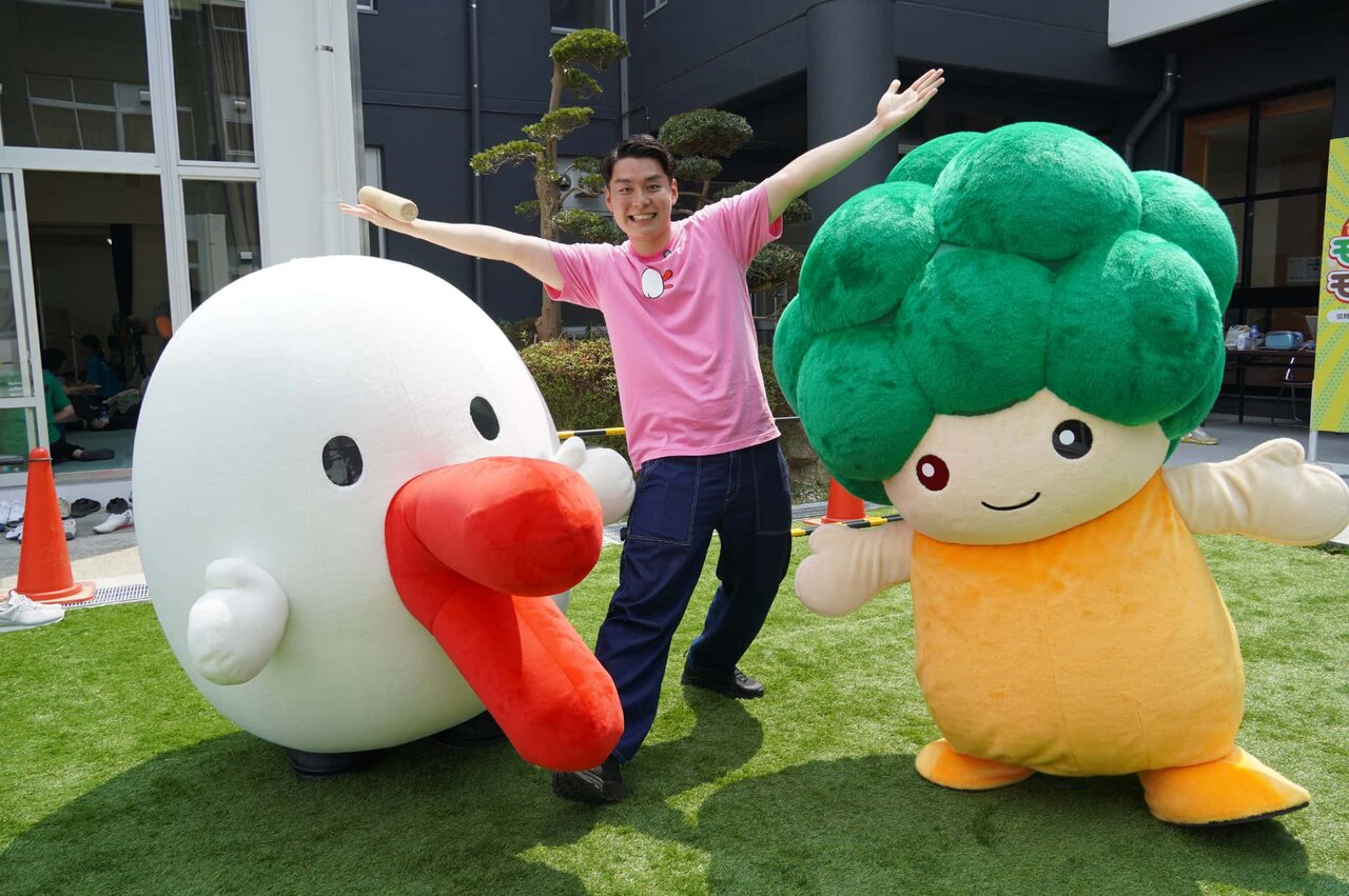 左から）ハチエモン、西中蓮（カンテレアナウンサー）、河内長野市のゆるキャラ・モックル『カンサイ盛り上げバラエティ 勝手にイッチョ神様』9月26日（金）午後7時～8時（関西ローカル）