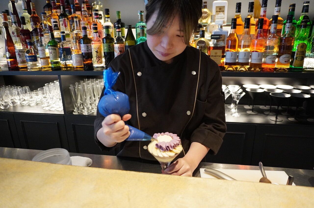 『SWEETS BAR 鍵 KEY』 パティシエが目の前でパフェを仕上げてくれるのでライブ感も満載