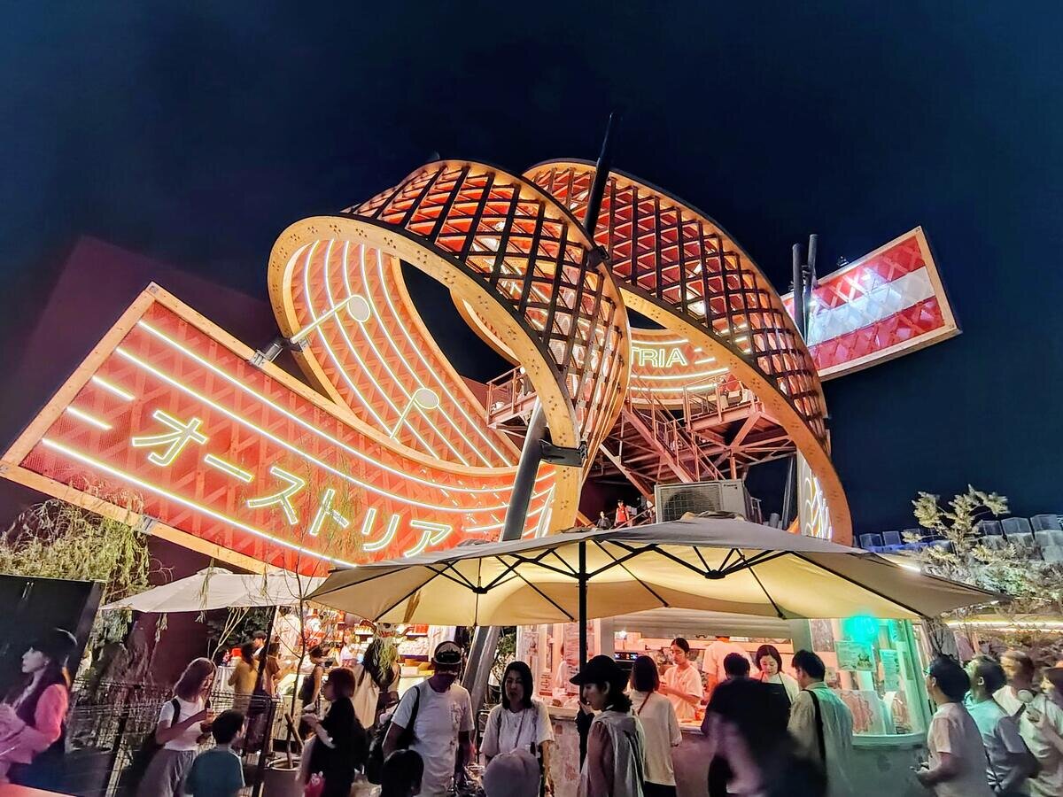 五線譜が空に舞う美しい外観のオーストリアパビリオン（９月27日撮影、大阪・関西万博）