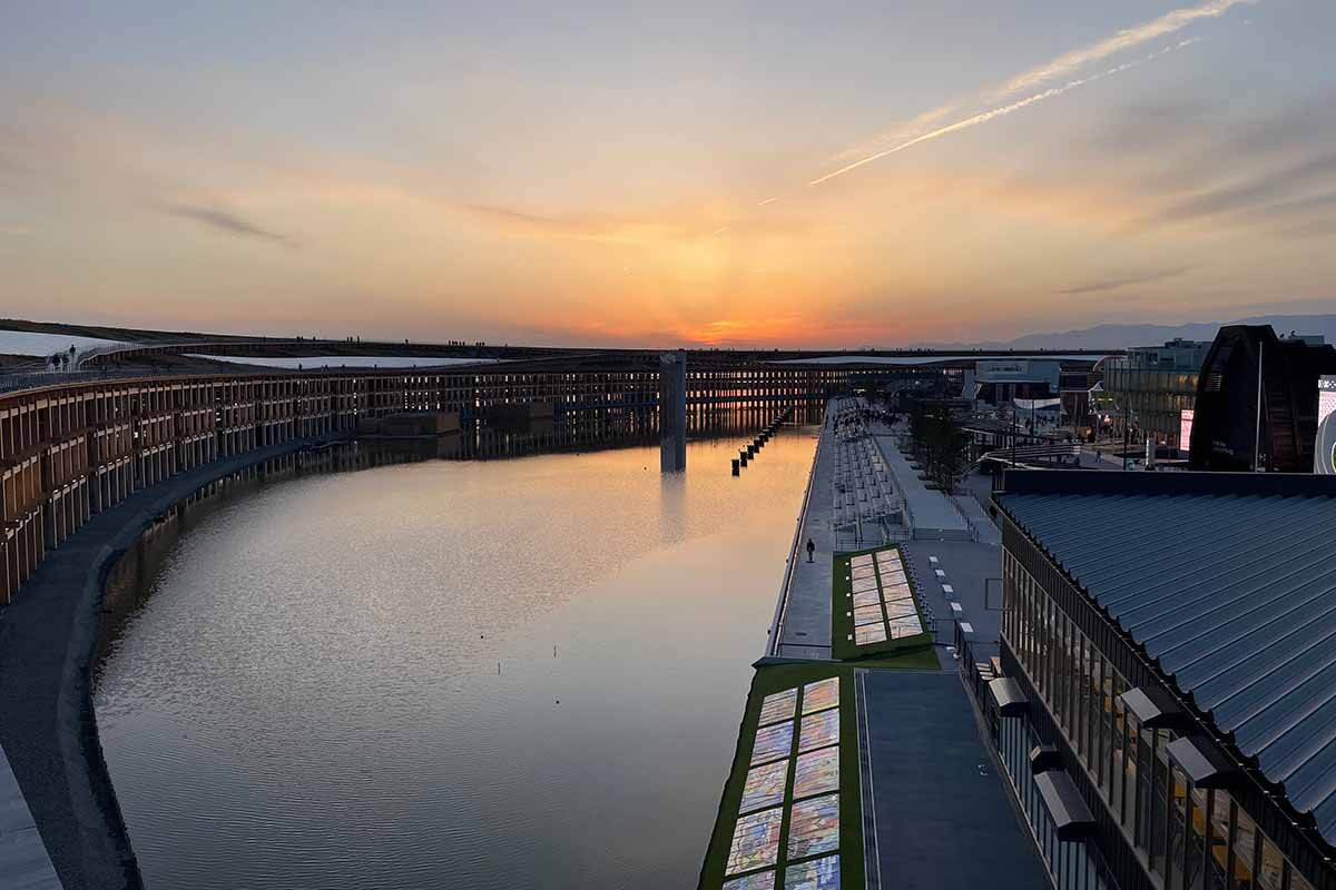 大屋根リングの上から眺める大阪湾に沈む夕日は格別