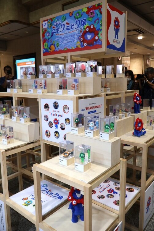 ディスプレー棚は、木製の大屋根リングをイメージ（10月７日撮影、JR大阪駅）