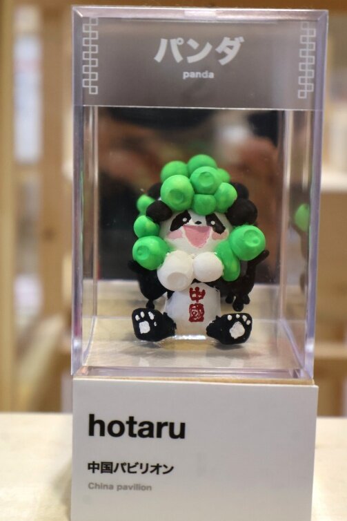 ミャクミャクというより、もはやパンダ？な中国パビリオンスタッフの作品（10月７日撮影、JR大阪駅）