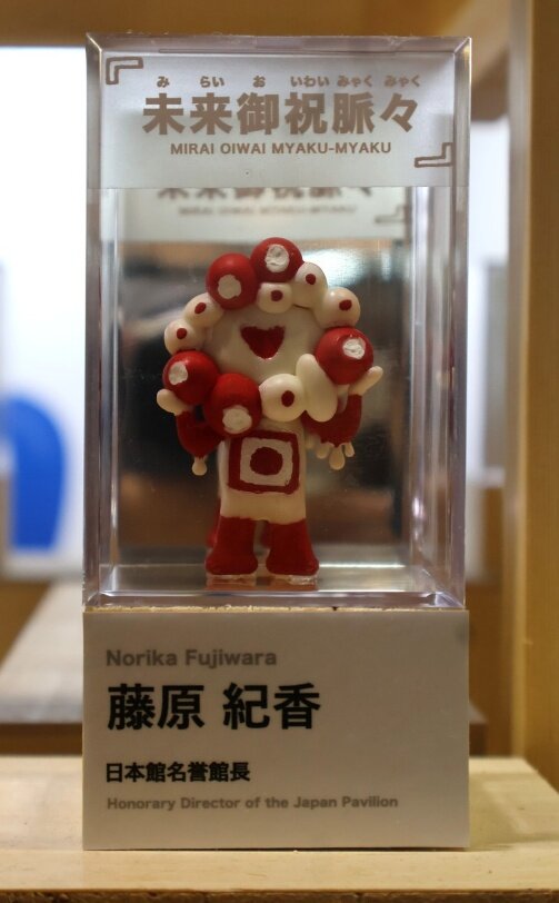 紅白カラーがめでたい藤原紀香さんの作品（10月７日撮影、JR大阪駅）
