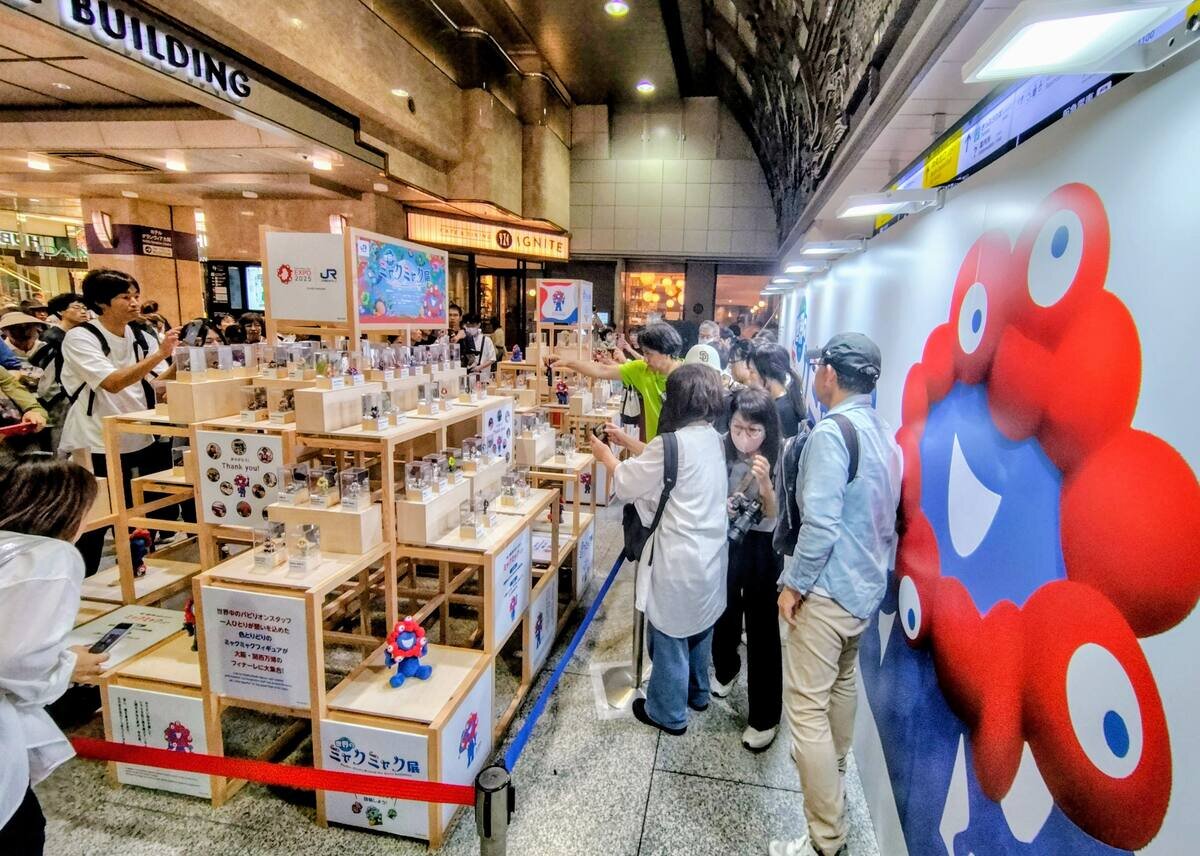 　評判につき、時間交代制をとっている展覧会（10月７日撮影、JR大阪駅）
