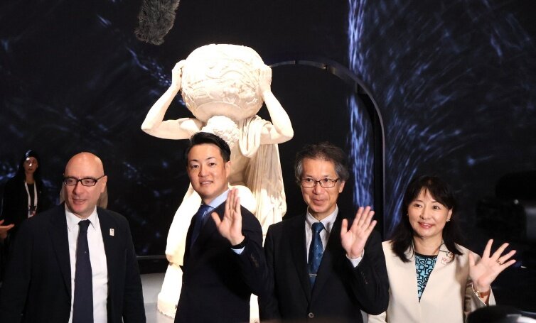 （左から）マリオ・ヴァッターニ・イタリア政府代表、横山英幸・大阪市長、大阪市立美術館の内藤栄館長、朝日新聞社常務取締役の堀越礼子・大阪本社代表（10月10日撮影、大阪・関西万博）