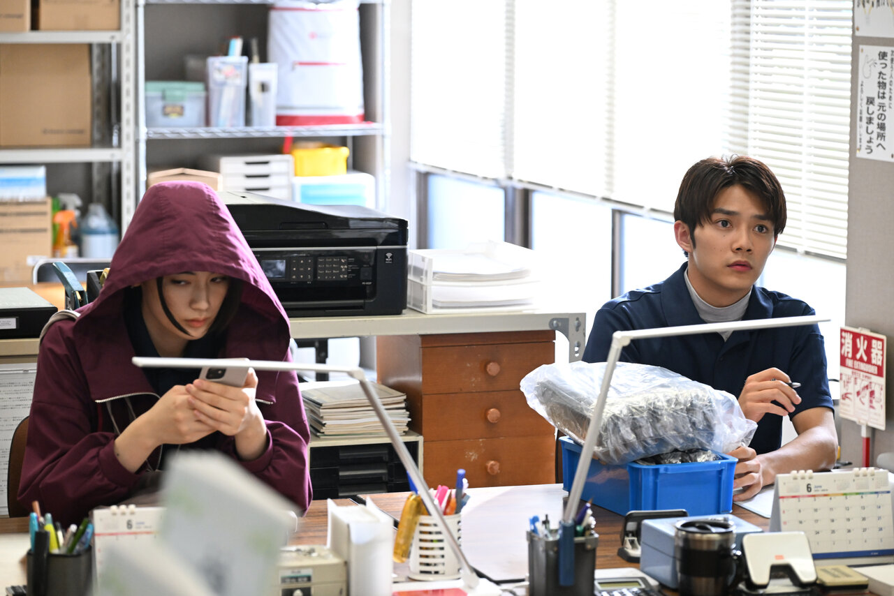 左から）八木莉可子、塩野瑛久
