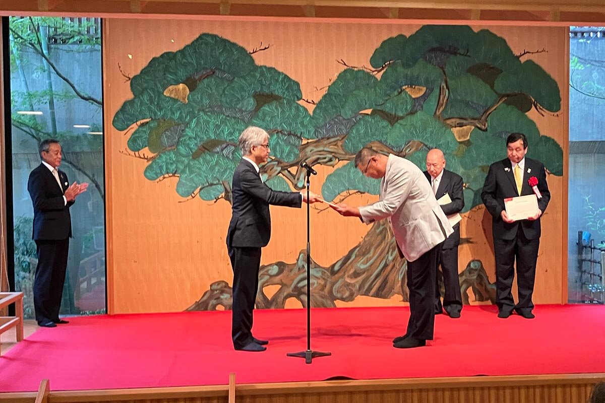 オマーン国の晩餐会における尽力から、感謝状を授与される大和一人さん、島田和明さん、山口滋己さん（2025年10月・大阪市内）