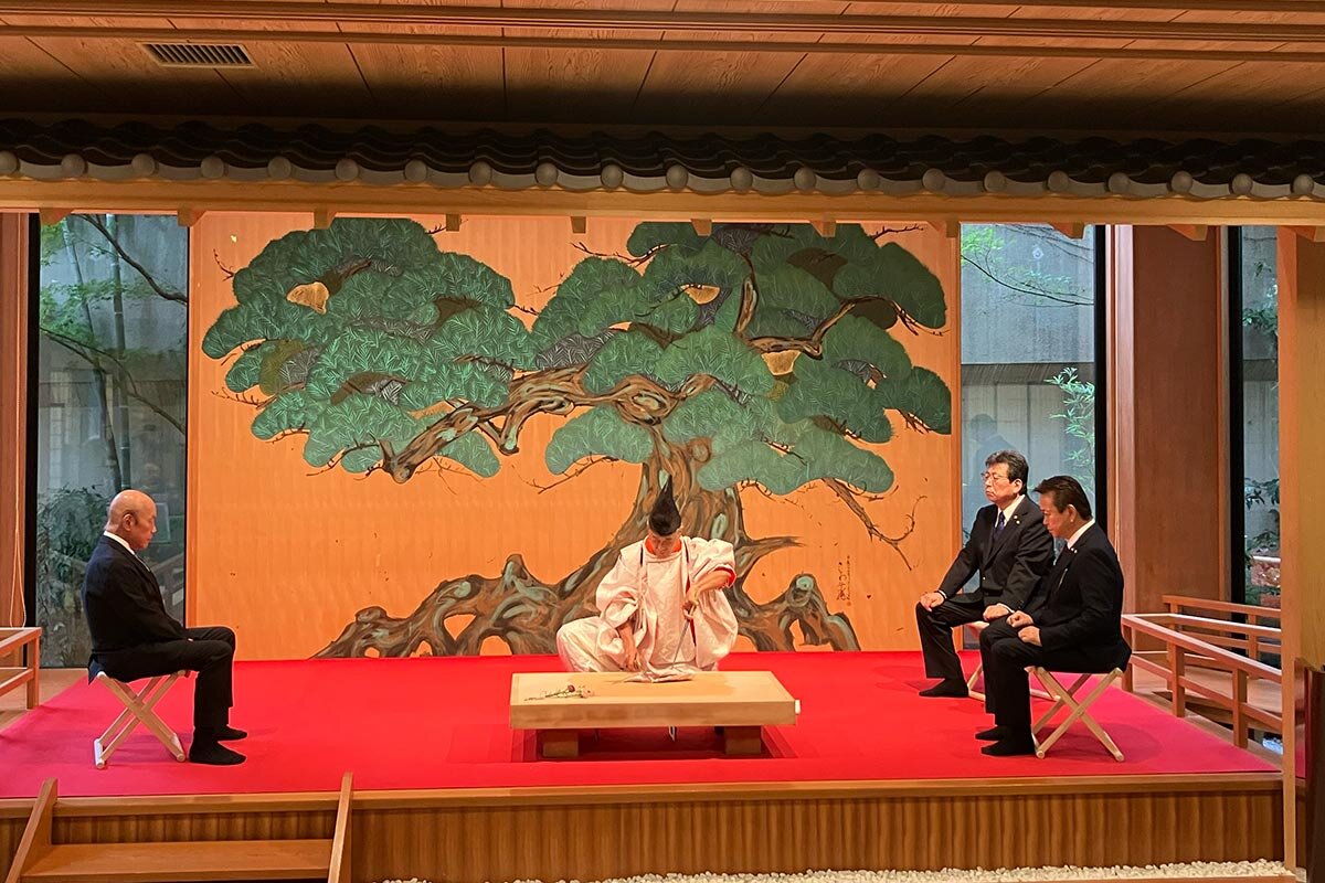 室田大祐さん（中央）が師範をつとめる「四条上方流 庖丁式」の様子、平安時代から伝わる厳粛な宮中儀式で日本料理の伝統継承にも尽力しています（2025年10月・大阪市内）