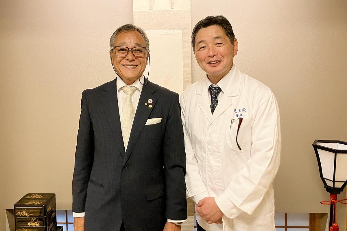 一般社団法人大阪府日本調理技能士会会長の室田大祐さん（左）と、同会の専務理事で、「料亭 天王殿」料理長の藤丸道幸さん（2025年10月・大阪市内）