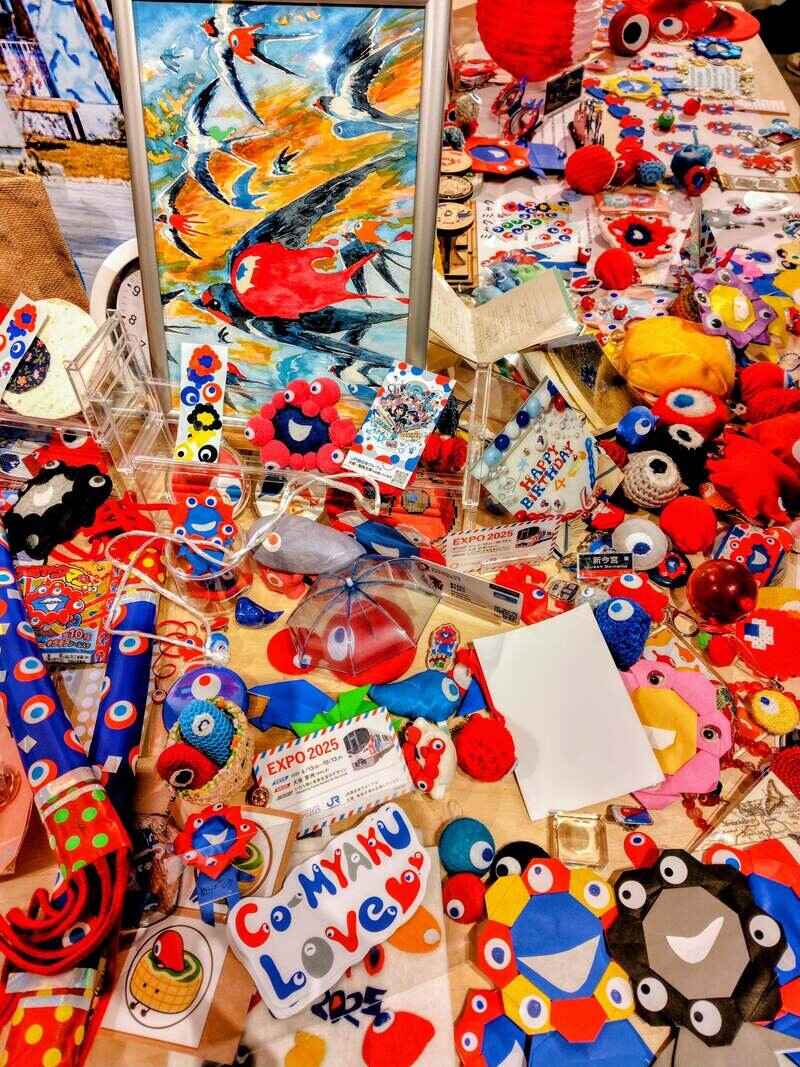 ファンが“奉納”したミャクミャクやこみゃくグッズ（10月15日撮影、大阪府立江之子島文化芸術創造センター）