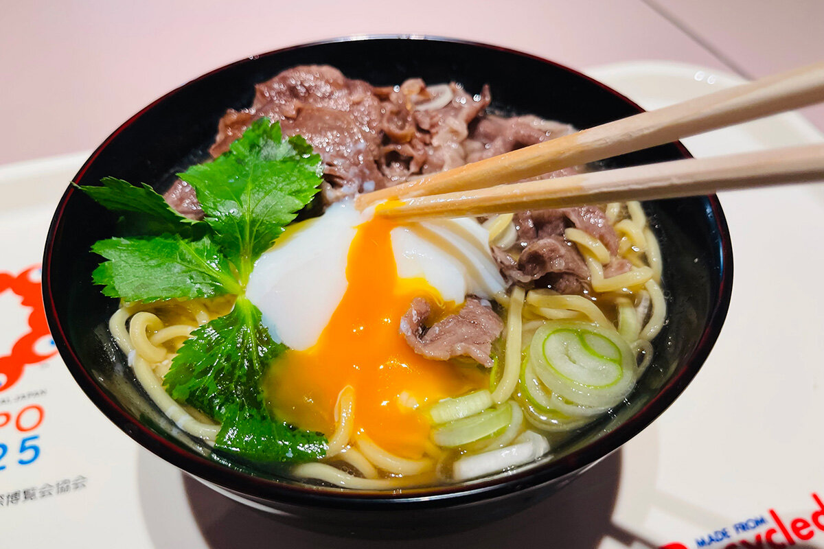 万博で話題となった、神戸牛を使ったすき焼き風のお肉がどーんと乗った「究極のえきそば」（3,850円・税込）