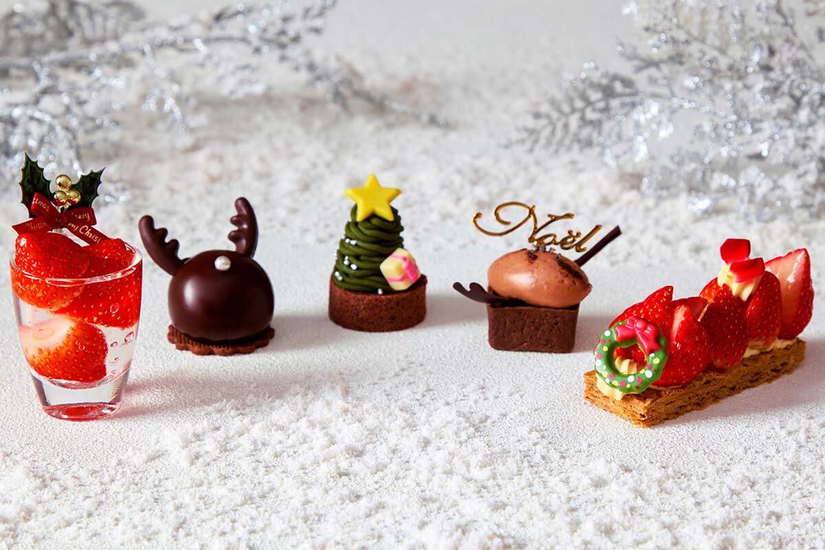 リーガロイヤルホテル大阪の「いちごvsチョコレートアフタヌーンティー」からクリスマス限定バージョンのスイーツ（一部）
