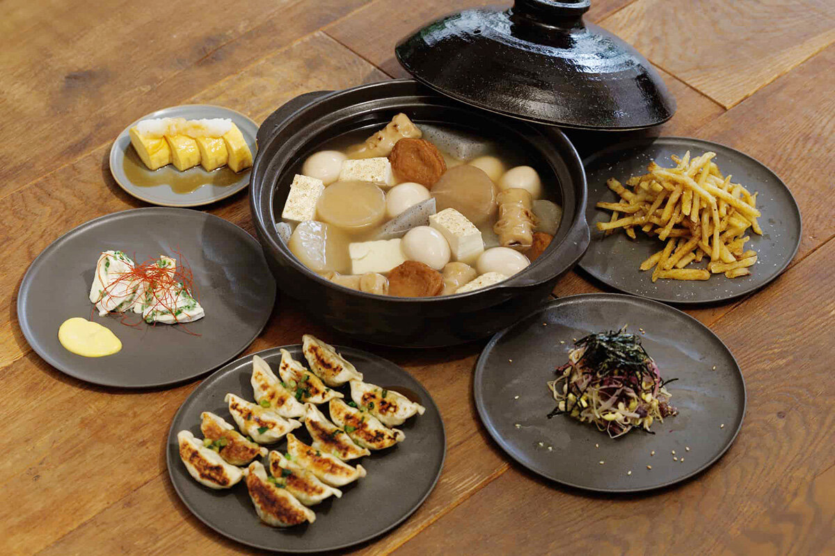 京おでん5種、焼餃子、だし巻き、フライドポテト、京おつまみ2種がセットになったフードメニュー（写真はイメージ、4〜6人前）