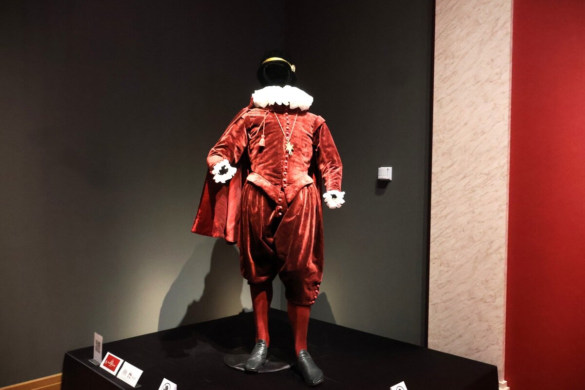伊東マンショの衣装（10月24日撮影、大阪市立美術館）