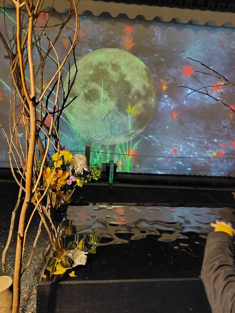 和楽器の音色を楽しむことができる「月響の水盤」(10月30日撮影、二条城)