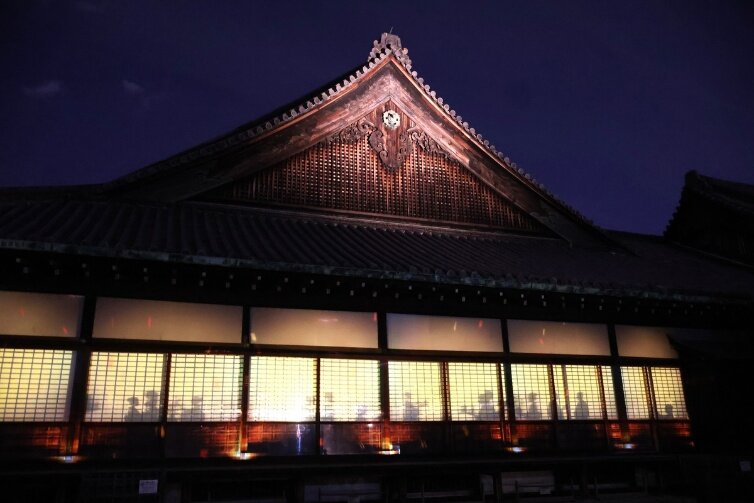 観月会の支度をする様子を表現したプロジェクションマッピングが投影される二の丸御殿（10月30日撮影、二条城）