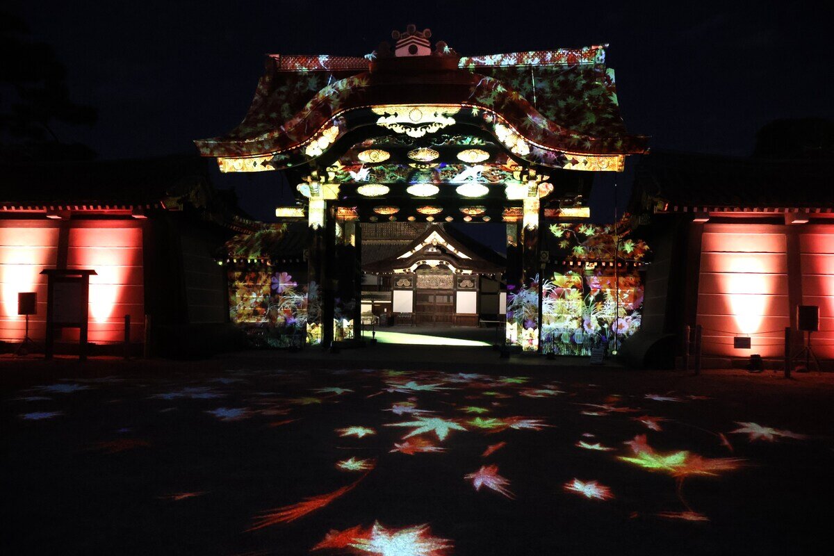 観月会への扉が開かれる重要文化財の唐門（10月30日撮影、二条城）　