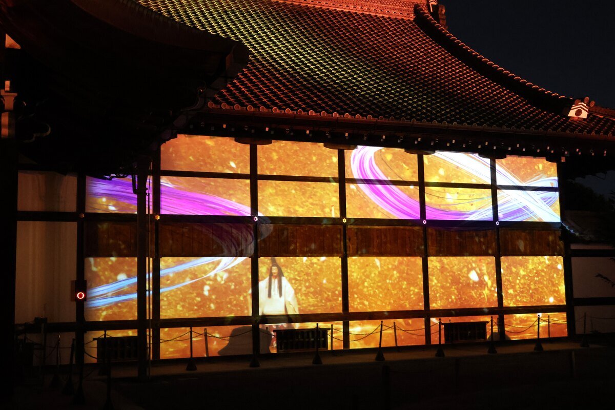 能楽の舞をプロジェクションマッピングで楽しめる本丸御殿(10月30日撮影、二条城)