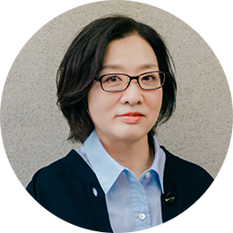 高橋美幸 脚本家。2024年、NHKドラマ『デフ・ヴォイス～法廷の手話通訳士』が『東京ドラマアウォード』の作品賞（単発ドラマ部門）を受賞。代表作にNetflix『火花』、NHKBSプレミアム『クロスロード～声なきに聞き形なきに見よ』など。