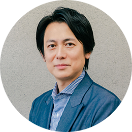 河西秀幸 プロデューサー。2002年に関西テレビ入社。2007年に東京制作部に異動し『SMAP×SMAP』を担当。2010年『逃亡弁護士』でドラマ初プロデュース。その後、『ハングリー！』『サイレーン』、『銭の戦争』ほか戦争シリーズ、『GTOリバイバル』など多数手がける。2025年７月より関西テレビ東京制作部・部長に。