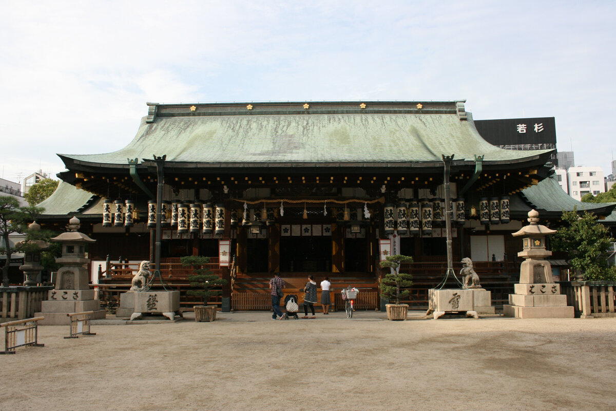 「大阪天満宮」（大阪市北区）本殿（現在御社殿のお屋根葺き替えの為、覆屋に覆われております）