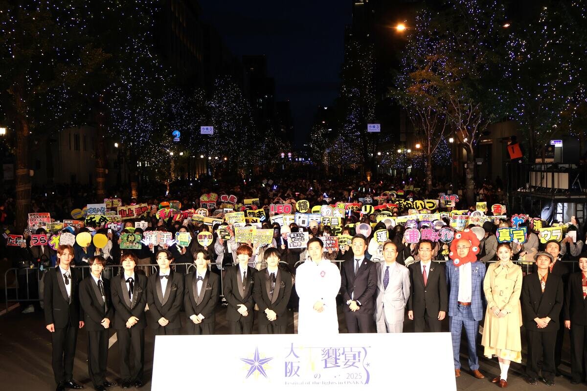 「大阪・光の饗宴2025開宴式」に参加したAmBitious（11月３日撮影、大阪市の御堂筋）