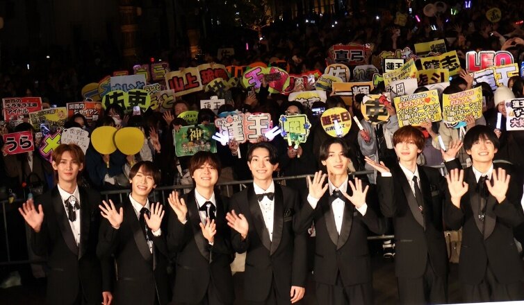 手を振るAmBitious（11月３日撮影、大阪市の御堂筋）