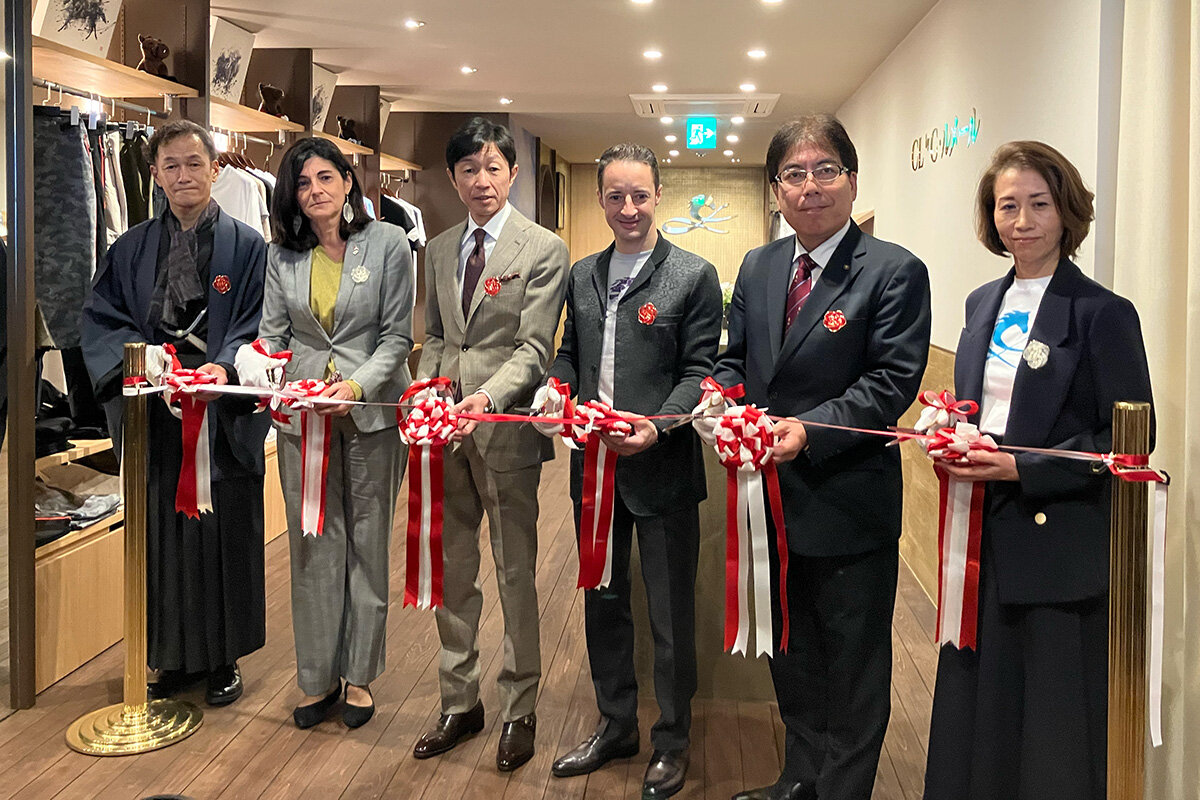 レジェンド武豊（中央左）も駆けつけた、クリストフ・ルメール騎手（中央右）のブランド旗艦店「CL FASHION＆CAFE」リボンカット式典（2025年11月・京都市内） 