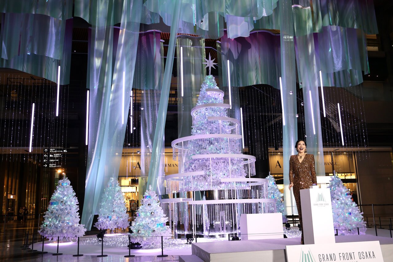 オーロラに輝くクリスマスツリーに感動するアンミカさん（11月６日、グランフロント大阪）