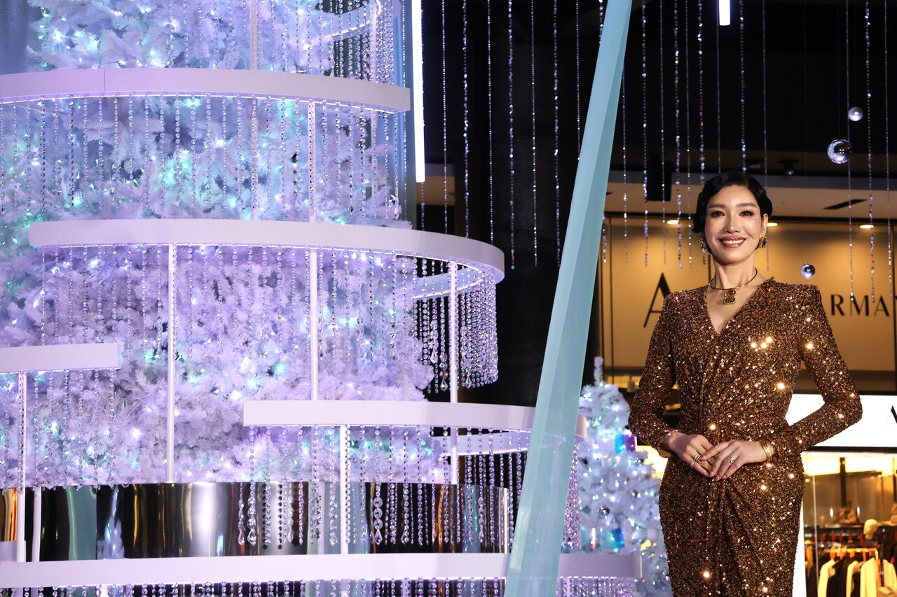 クリスマスツリーに負けないゴージャスなゴールドのスパンコールのドレスで登場したアンミカさん（11月６日、グランフロント大阪）