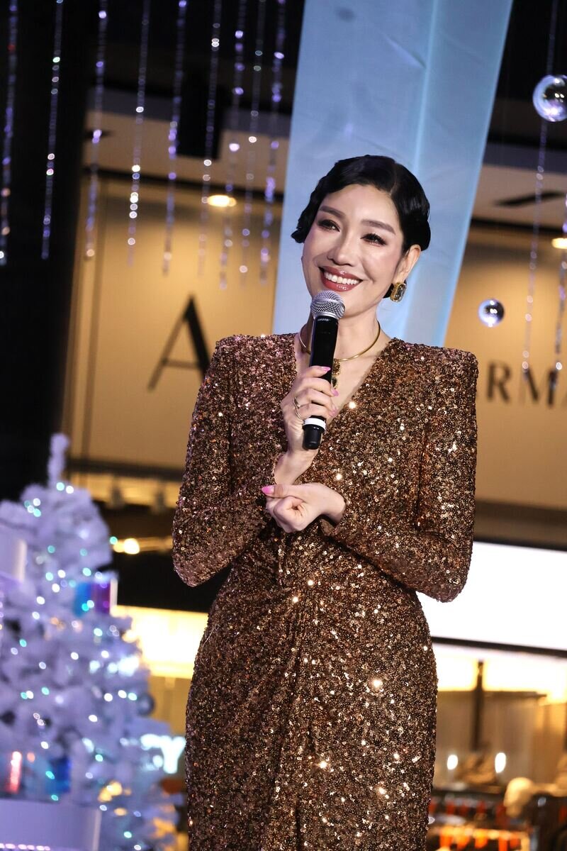 　ツリー点灯式の感想を話すアンミカさん（11月６日、グランフロント大阪）