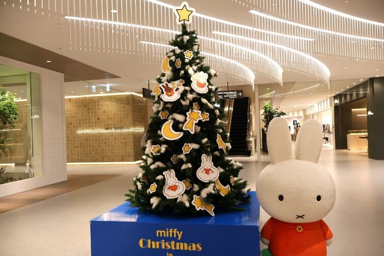 グラングリーン大阪南館２階ロンハーマン前にある高さ２メートルのミッフィーツリー（11月6日撮影）