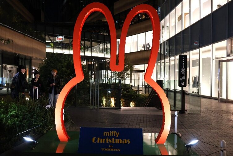 ミッフィーのシルエットをかたどった巨大フォトスポット（11月6日撮影）