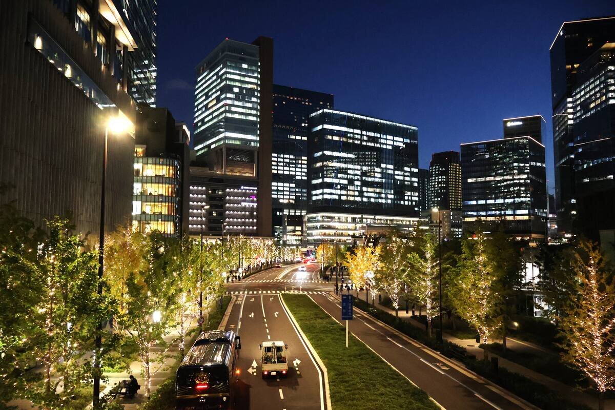 うめきた全体がシャンパンゴールドのイルミネーション一色に（11月６日撮影、うめきた）