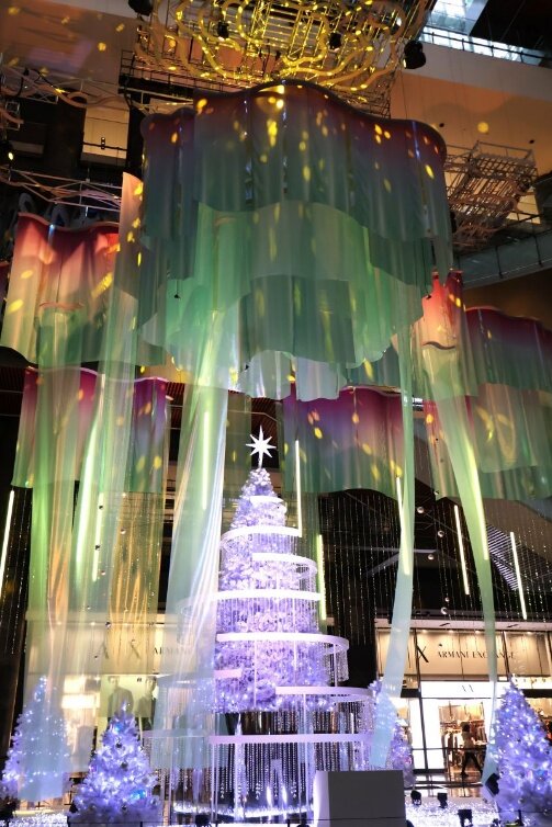 瞬間ごとに異なる表情を見せるライティングショー（11月６日撮影、グランフロント大阪）