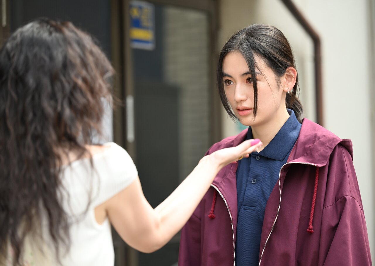 左から）雛形あきこ、八木莉可子