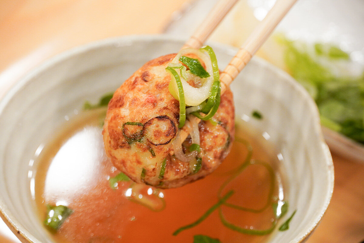 お出汁でいただくコラボメニュー「つけたこ」、三つ葉とネギのほか、ガリが薬味で付いています 