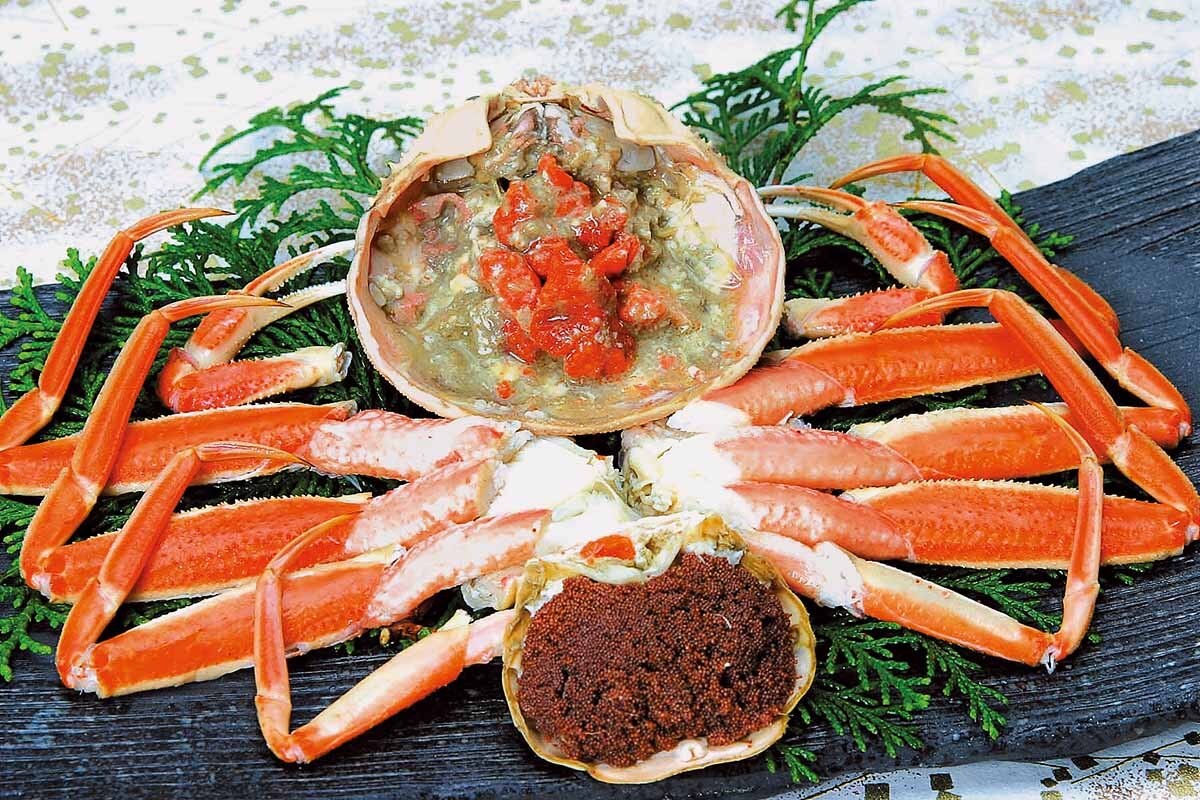 繊細な身と濃厚な内子をひと口ふくむと上品な甘みと深い旨味が広がる「背子かに」の姿盛り