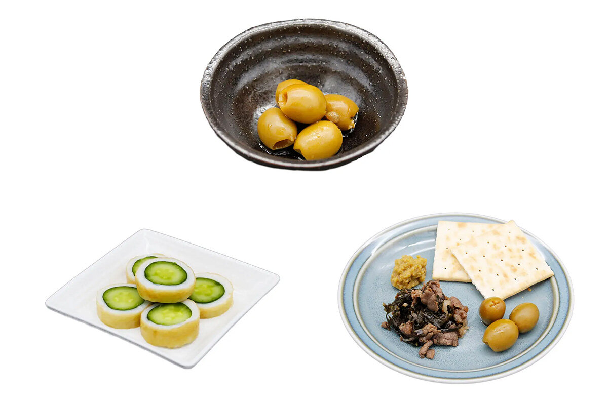 「お酒の美術館 京つけもの もり 祇園店」限定のおつまみ、「だしおりーぶ」（写真上・500円）、「浅漬きゅうり竹輪」（左・500円）、「おすすめ3種盛り合わせ」（右・800円）