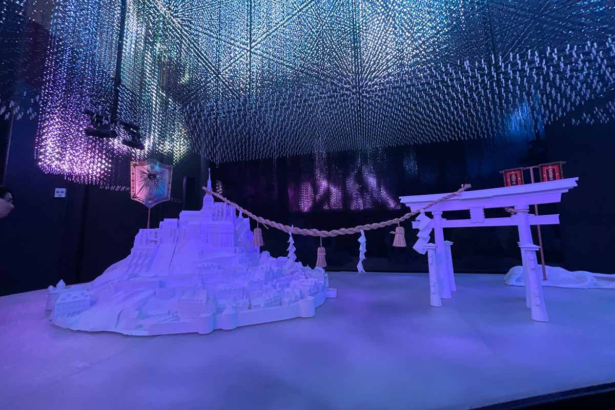 しめ縄で結んだモン・サン・ミッシェルの修道院と厳島神社の大鳥居のオブジェ（フランス館／撮影2025年7月）