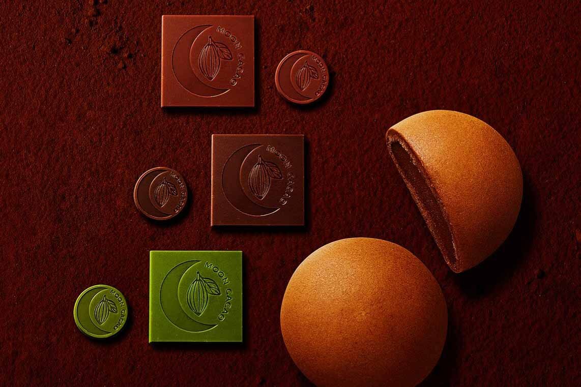 「MOON CACAO TSUKIGESHO」のラインアップ。正方のチョコが「MOON CACAO Carré （カレ）」、平らな円形が「MOON CACAO Petit（プチ）」、チョコの月化粧「MOON CACAO Tsukigesho（ムーンカカオ 月化粧）」