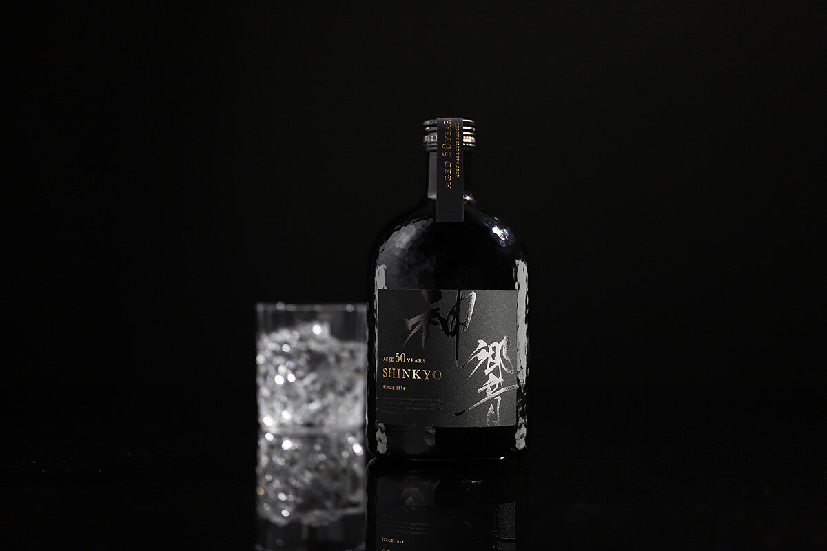 1本・110,000円（税込）の50年熟成酒粕焼酎「神響 shinkyo 50年」