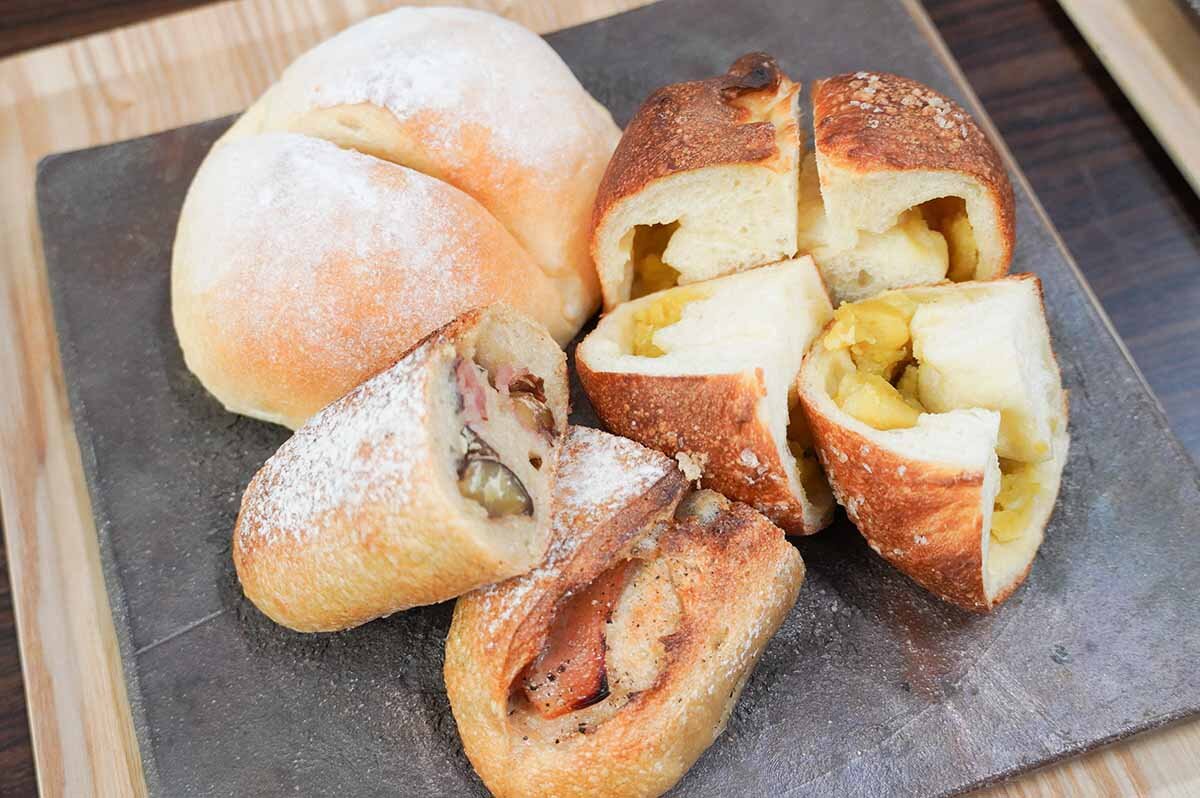一部のパンには佐々木さんの自家製酵母も使用する「よ〜いドン！セット」（1,500円）