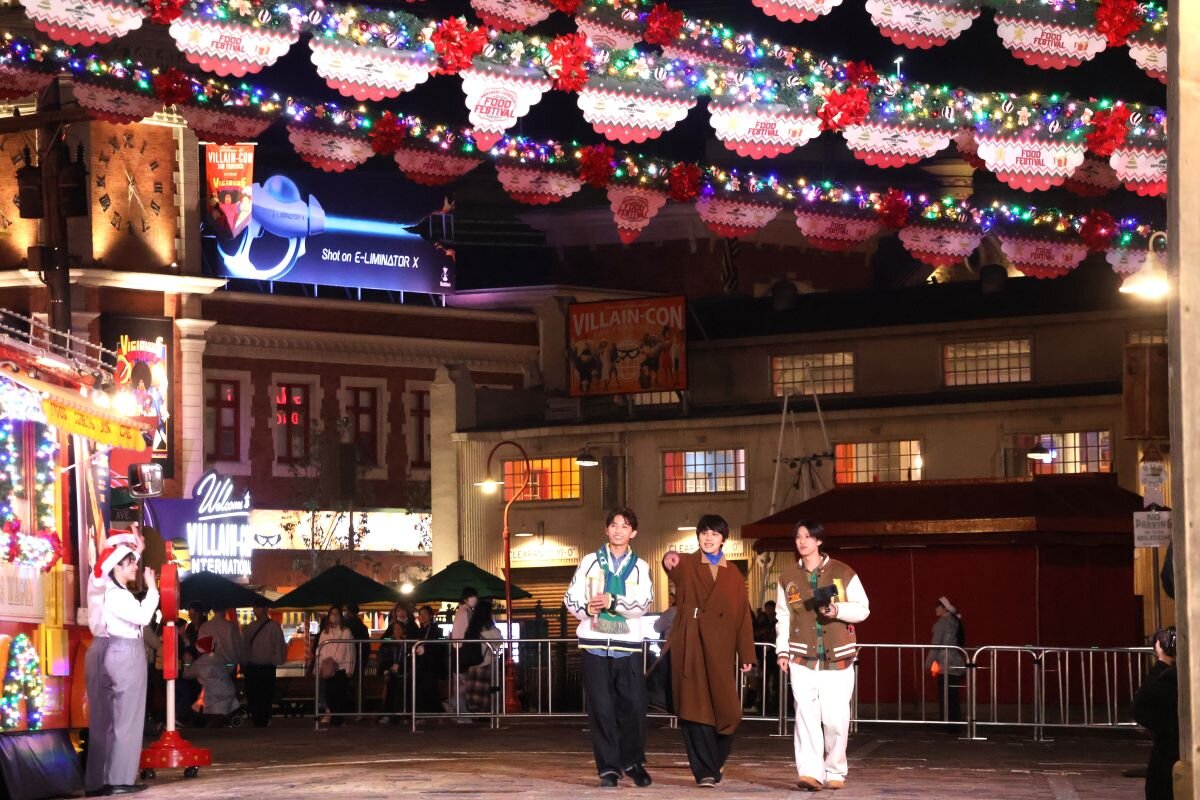 後輩で「ICEx（アイス）」の竹野世梛さん（左）、阿久根温世さん（右）とクリスマスマーケットを楽しむ北村匠海さん（11月18日、USJ）