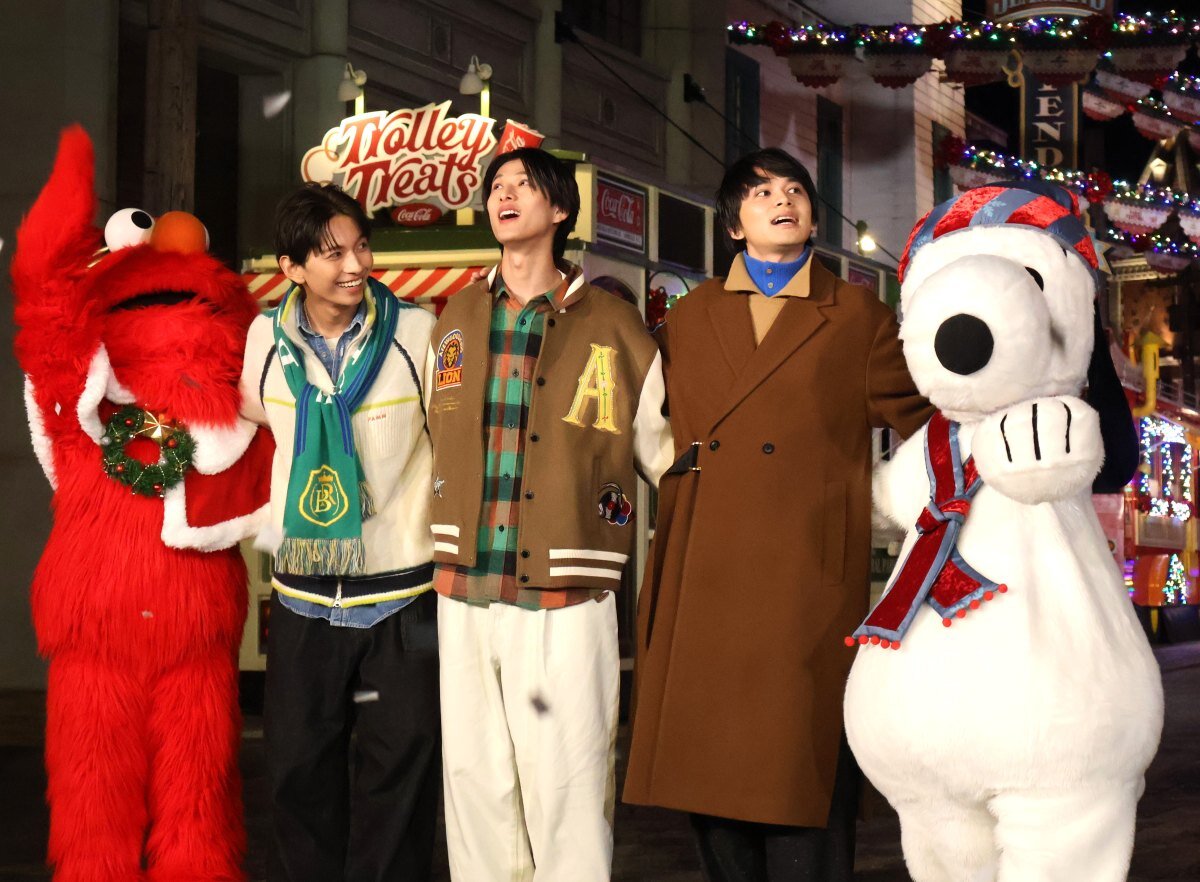 舞う紙吹雪を見て喜ぶ北村匠海さんら（11月18日、USJ）