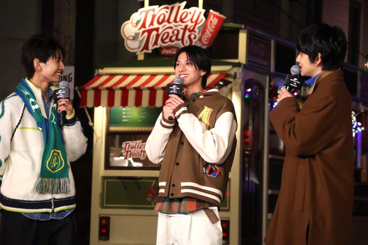 後輩の「ICEx（アイス）」の竹野世梛さん（左）、阿久根温世さん（中央）を優しく見守る北村匠海さん（11月18日、USJ）