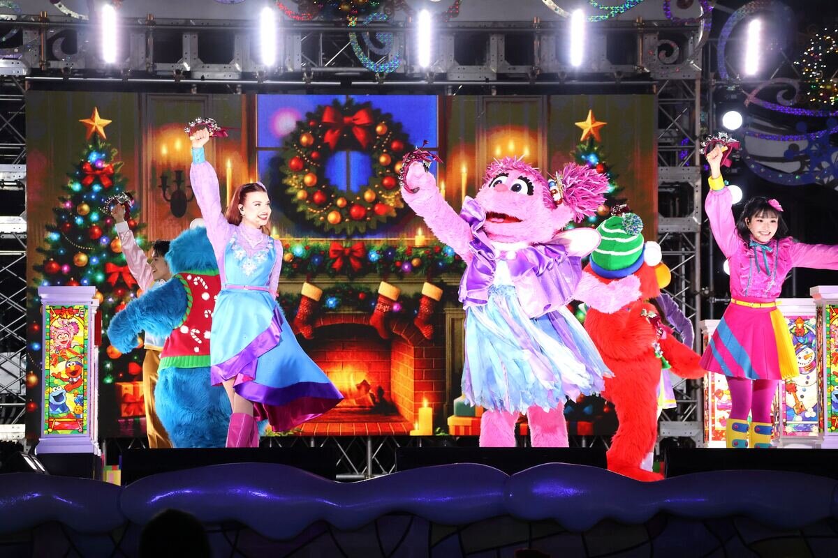 セサミストリートの仲間たちと楽しくダンス（11月18日、USJ）