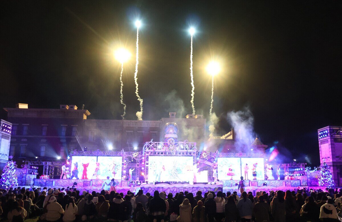 パイロ（花火）が夜空を彩るナイト・ショー『ライト・アップ・ザ・ナイト ～クリスマス・セレブレーション～』（11月18日、USJ）